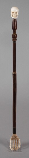 Gratte-dos Memento Mori2ème moitié du 19ème siècle, manche en bois de feuillus foncé, la poignée...