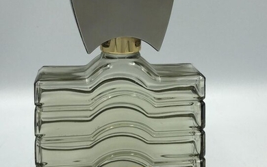 Guerlain. Derby. Flacon en verre de forme géométrique titré sur une face en lettre or Derby Guerlain Paris. Bouchon de forme sculpturale en métal.