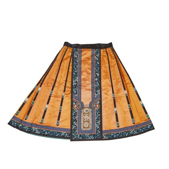 HAN CHINESE WOMAN'S EMBROIDERED APRICOT SILK PLEATED