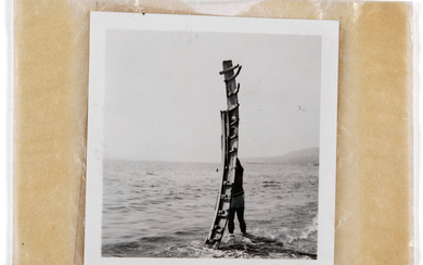 Henriette Theodora Markovitch, dite Dora MAAR 1907 - 1997 Pablo Picasso derrière une épave de barque qu'il dresse comme une sculpture - Côte d'Azur, c. 1936-1937