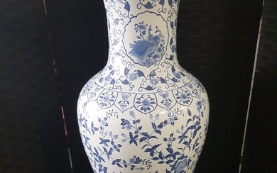 Important vase balustre en porcelaine blanc/bleu à décor d’oiseaux branchés. Ht. : 92cm Diamètre au...