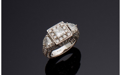 Importante bague en or blanc 18 carats (750/000) et diamants, composée d'une monture entièrement pavé...