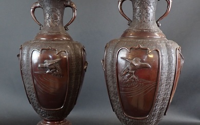JAPON : Paire de grands vases en bronze patiné à décor de volatiles en relief...