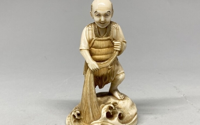 JAPON, c. 1920/1930. Okimono en ivoire sculpté, représentant un pêcheur relevant son filet, signature dans...