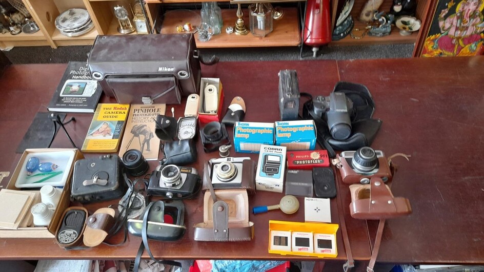 JOB LOT OF VINTAGE CAMERAS & PHOTOGRAPHY ACCESSORIES
