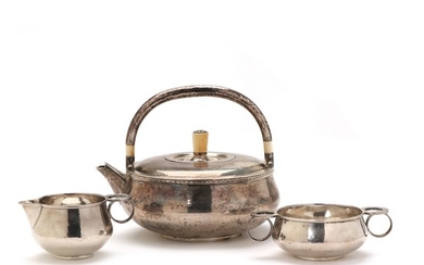 Jens H. Quistgaard: Sterling silver tea set. Comprising a teapot, a sugar bowl and a creamer with hammered surface. (3)