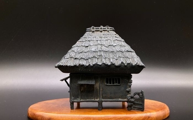 Koro (1) - Bronze - A grass house incense burner with artist's signature - Japan - Meiji period (1868-1912)