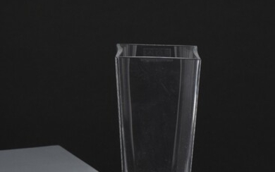 LALIQUE France Vase en cristal translucide pressé moulé modèle "Lucca". Signé "Lalique France" H_28 cm...