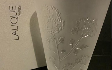 LALIQUE SIGNED CRYSTAL UMBLE FLOWER VASE WITH ORIG BOX MADE IN FRANCE