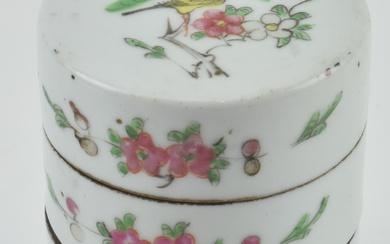 LATE QING OR LATER FAMILLE ROSE STACKING BOX 晚清 多层盖盒
