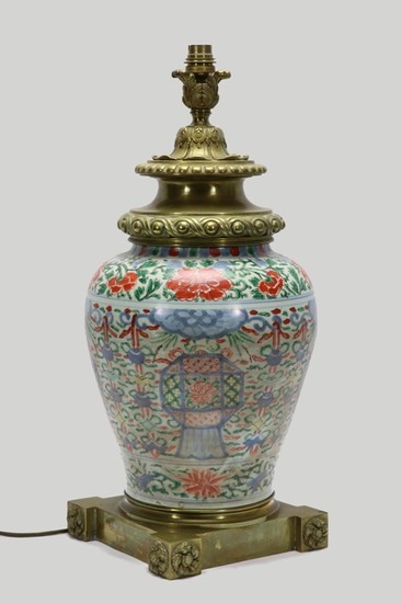 Lampe composé d'un vase en porcelaine de Chine et …