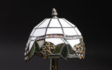 Lampe style "TIFFANY". Lampe en métal galvanisé, l'abat-jour à vitraux polychrome. Style Art Nouveau. Haut....