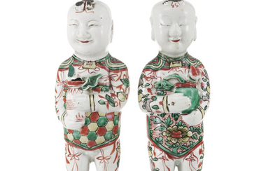Les frères Hehe (Hoho), 2 sculptures en porcelaine famille verte, Chine, XVIIIe s., probablement époque Kangxi, les deux debout sur un pi