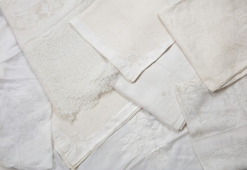 Lot comprising twelve cotton tablecloths Lot de douze nappes en coton