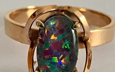 Magnifique bague en or 9 carats, OPALE NOIRE. L'opale noire est sertie sur le dessus...