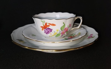 Meissen - Cup and saucer (3) - Three-piece set of hand-painted flower tea cups, 1.Wahl