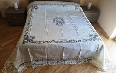 Museum bedspread in 100% pure linen with Burano of Venice embroidery. Full stitch in hand silk thread - Linen - After 2000