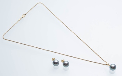 Necklace of 14 kt. gold with pendant and ear studs of 18 kt. gold adorned with Tahitian pearls. (3)
