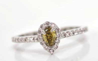 No Reserve Price - 0.22 ct N.F.Deep Greenish Yellow & 0.28 ct N.Fancy Pink Diamond Ring - 2.01 gr - Ring - 14 kt. White gold Diamond (Natural)