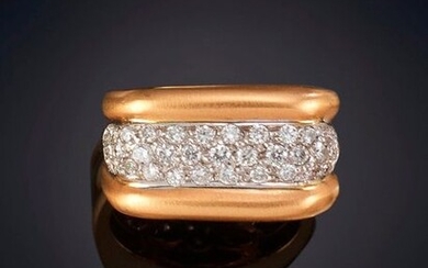 PAVÉ RING OF BRILLIANT RECTANGULAR DESIGN. Frame in matt pink and white 19k gold. Price: 900,00 Euros. (149.747 Ptas.)