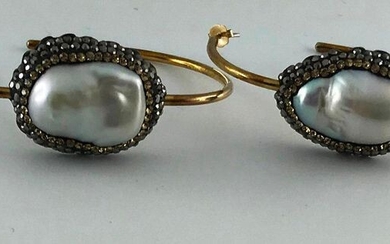 Pair of 925°/°° gilt vermeil creoles centred on a baroque pearl in a hematite and srtass surround, Gross weight: 24,53g