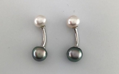 Pair of 925°/°° silver cufflinks with a Tahitian cultured pearl and a freshwater pearl button, Gross weight: 5,8g