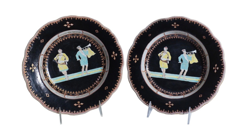Pair of Chinese Export 'Famille Noir' Pronk-Style 'Trumpeter' Deep Dishes, Qianlong Period, Circa 1740