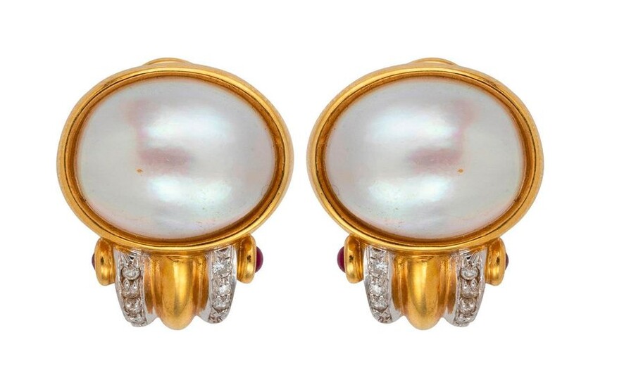 Pair of gold ear clips centered with a Mabé pearl and decorated with lines of brilliants. Gross weight: 15.4 g
