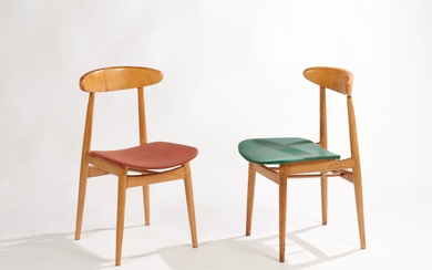 * Paire de chaises en bois clair style Scandinave. Assises dépareillées une verte et une...