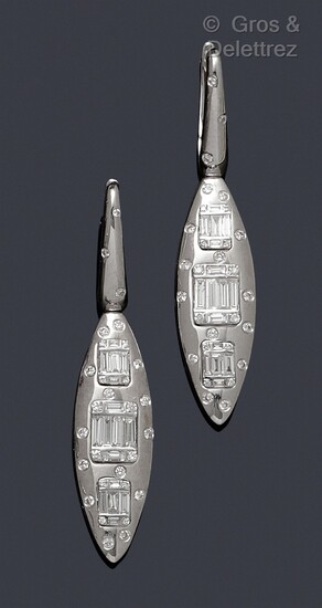 Paire de pendants d’oreilles en or gris, à décor de navettes serties de diamants baguettes...