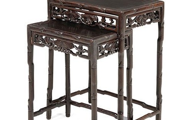 Paire de tables gigognes en bois sculpté, Chine. Quelques dommages. Dimensions : 62 x 30...