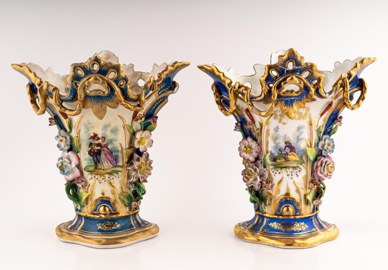 Paire de vases Louis-Philippe France, milieu du XIXe siècle en porcelaine bleu-blanc, peint avec des...