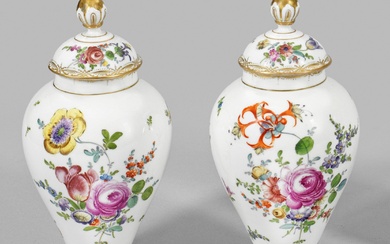 Paire de vases à couvercle à décor floral En forme de balustre. De chaque côté...