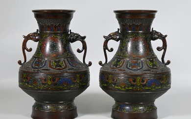 Paire de vases "balustre" à anses zoomorphes, en bronze à patine brune, à décor en...