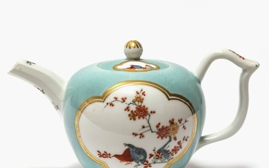 Petite théière - Meissen, vers 1745 Porcelaine. Fond turquoise. Décor en or. Forme sphérique avec...