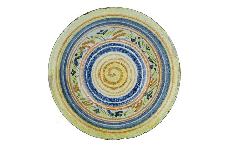 Plate Plate with narrow brim and wide cavetto, in polychrome...