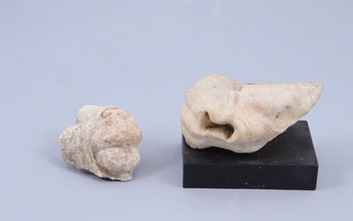 Probablement Smyrne ou ses environs Deux fragments de sculptures antiques en marbre figurant le naseau...
