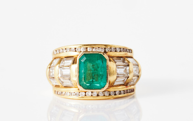RING, 18 k gold, 1 emerald cut emerald, decor of baguette-cut or brilliant-cut diamonds, total approx. 2,18 ct.