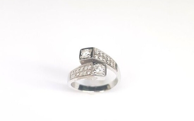 RING toi et moi in 750 white gold ‰ decorated with smaller stepped diamonds, PB 5.8 g, TDD 55