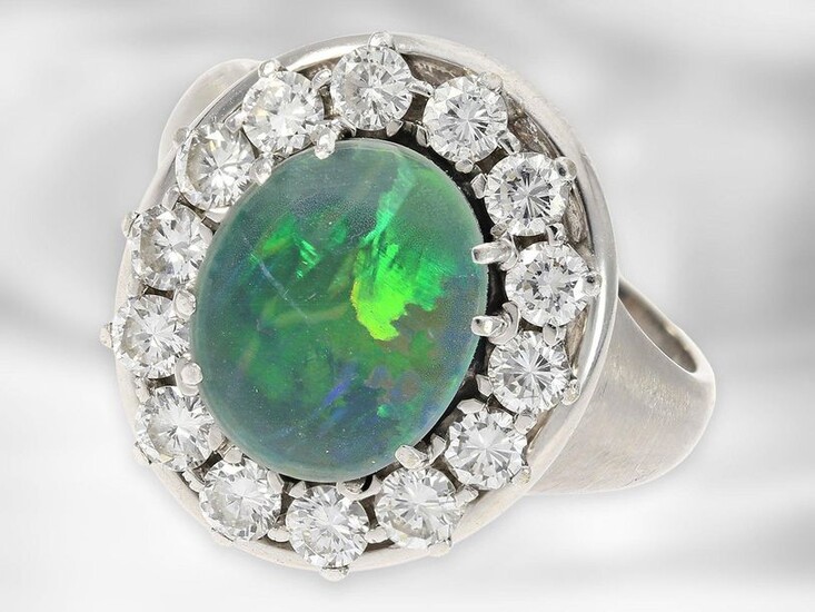 Ring: attractive white-golden brilliant ring with opal, altogether approx. 1,12ct diamonds, 18K gold