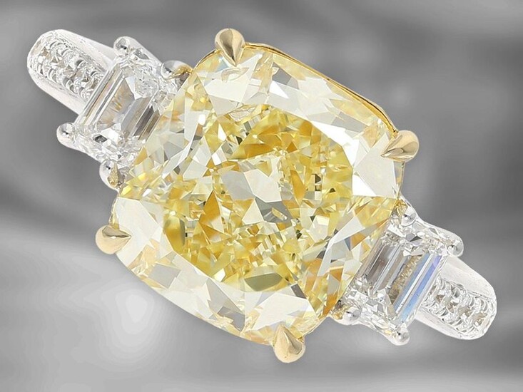Ring: extremely valuable, as good as new diamond ring with yellow fancy diamond of 5,01ct and finest white brilliants, GIA-report