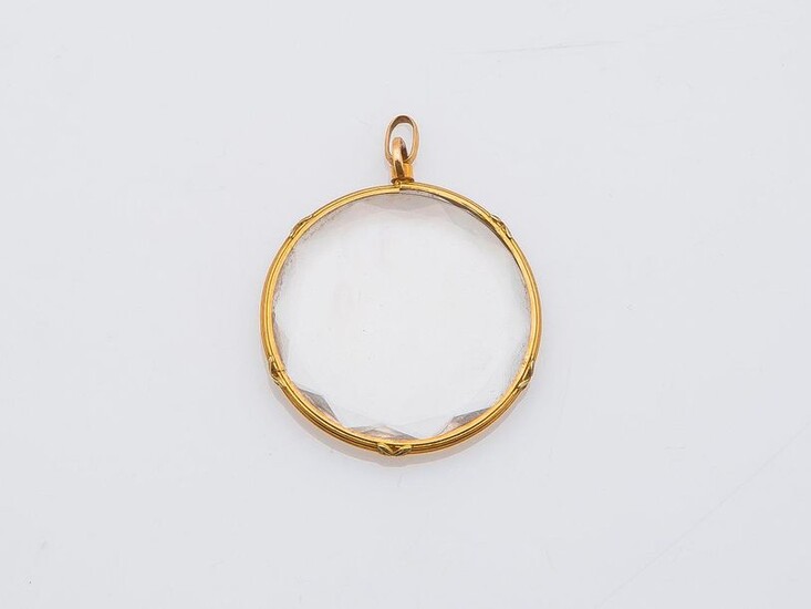 Round photo holder in 18 carat yellow gold (750 thousandths) decorated with two bevelled glass plates. The frame decorated with nets and cross bars. The bail unscrewed to release the plates.
