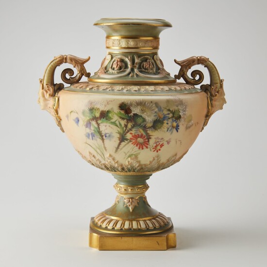 Мануфактура Royal Worcester. Фарфоровая старинная ваза. Ваза выполнена из...