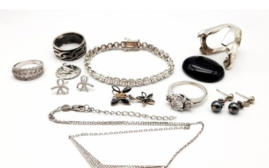 SELECTION OF 10 SILVER ITEMS 2 PAIRS OF EARRINGS, 2 PENDANTS...