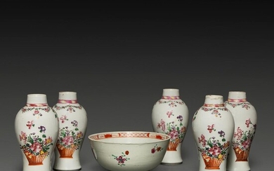 SUITE DE CINQ VASES BALUSTRES ET UNE COUPE en porcelaine et émaux polychromes de la famille rose à décor de vases fleuris. (Tr...