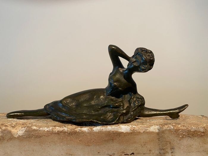 Sculpture, an unusual erotic statue of a french can-can dancer - Bronze (patinated) - Late 19th century