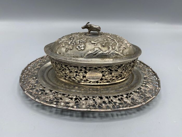 Silver export Chinese Butter box with cow buttons - Silver - China - Late 19th century