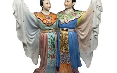 Statua cinese in pasta bianca con decoro policromo raffigurante due...