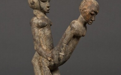 Statuette anthropomorphe ("bêtise" présentant un accouplement ritualisé) en bois dur avec ancienne patine d’usage brune...