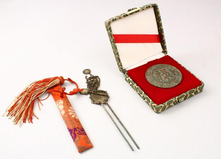 TWO CHINESE ITEMS, A BOXED CHINESE METAL ZODIAC COIN
